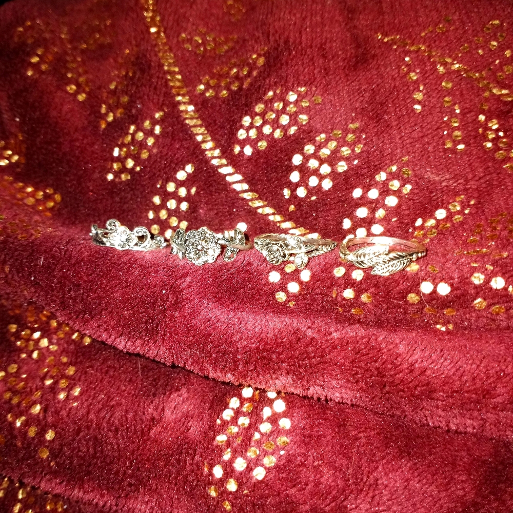 Set of 4 womans rings